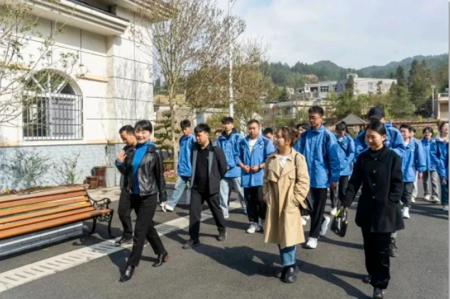 青春志愿行 情暖夕陽(yáng)紅——信息工程系學(xué)子走進(jìn)敬老院開展志愿服務(wù)活動(dòng)