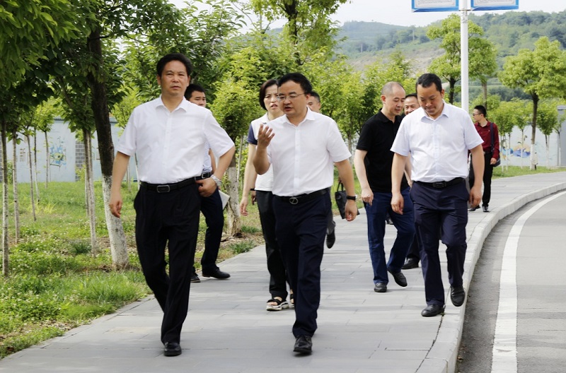 畢節(jié)市市委副書記、市長張集智一行到 畢節(jié)工業(yè)職業(yè)技術(shù)學(xué)院調(diào)研