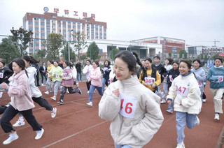 貴州頻道-畢節(jié)工業(yè)職業(yè)技術(shù)學院開展師生環(huán)校跑比賽