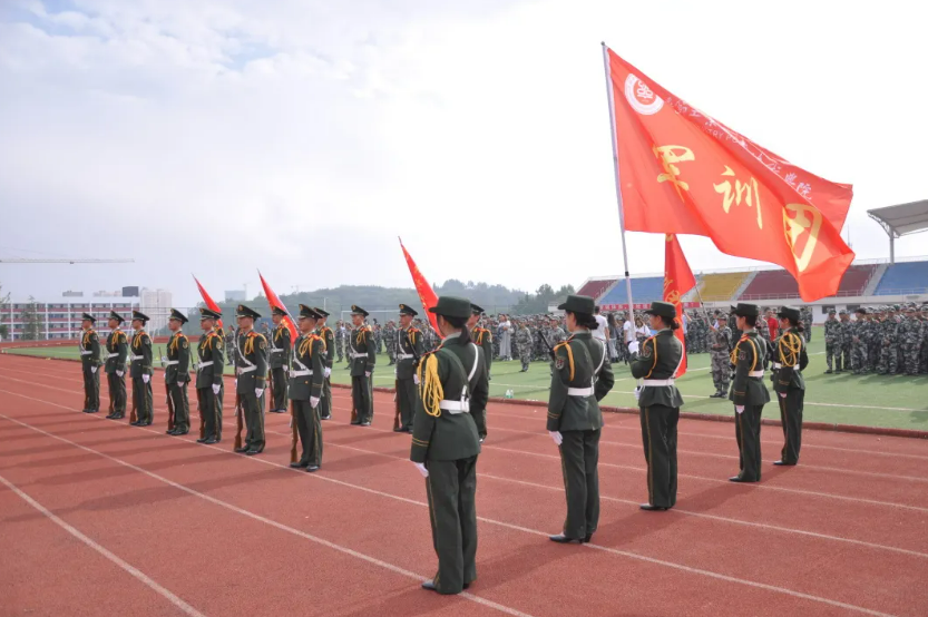 乘風(fēng)破浪戎裝起航 綻放青春士氣昂揚(yáng)——學(xué)院舉行2021級中職新生軍訓(xùn)開訓(xùn)儀式