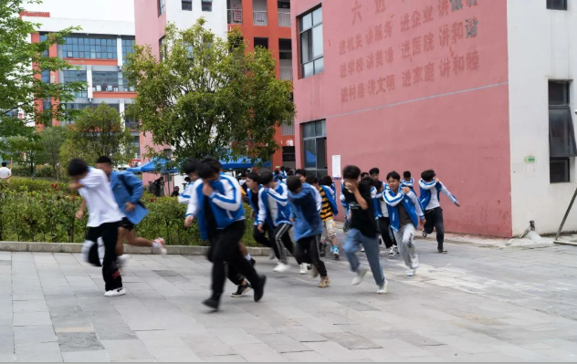 畢節(jié)工業(yè)職業(yè)技術(shù)學(xué)院舉行安全疏散演練、滅火演練及消防科普活動