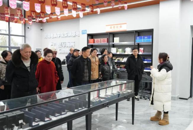 憶崢嶸歲月 話今朝發(fā)展——學(xué)院召開退休干部、教職工座談會(huì)