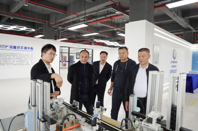 貴州省人民政府督學(xué)、省教育廳中小學(xué)名師名校長培養(yǎng)管理辦公室主任謝笠率隊(duì)到我院考察調(diào)研職普融通工作