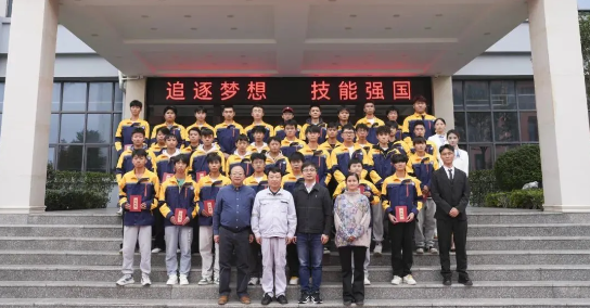 畢節(jié)工業(yè)職業(yè)技術(shù)學(xué)院舉辦“勞模工匠進(jìn)校園，匠心傳承育未來”系列活動