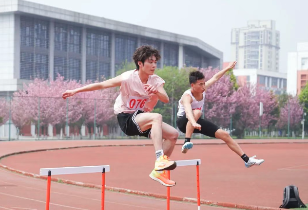 畢節(jié)工業(yè)職業(yè)技術(shù)學(xué)院第六屆田徑運(yùn)動會圓滿落幕